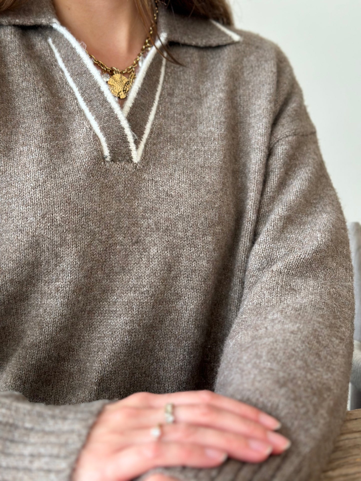 Pull taupe col écru