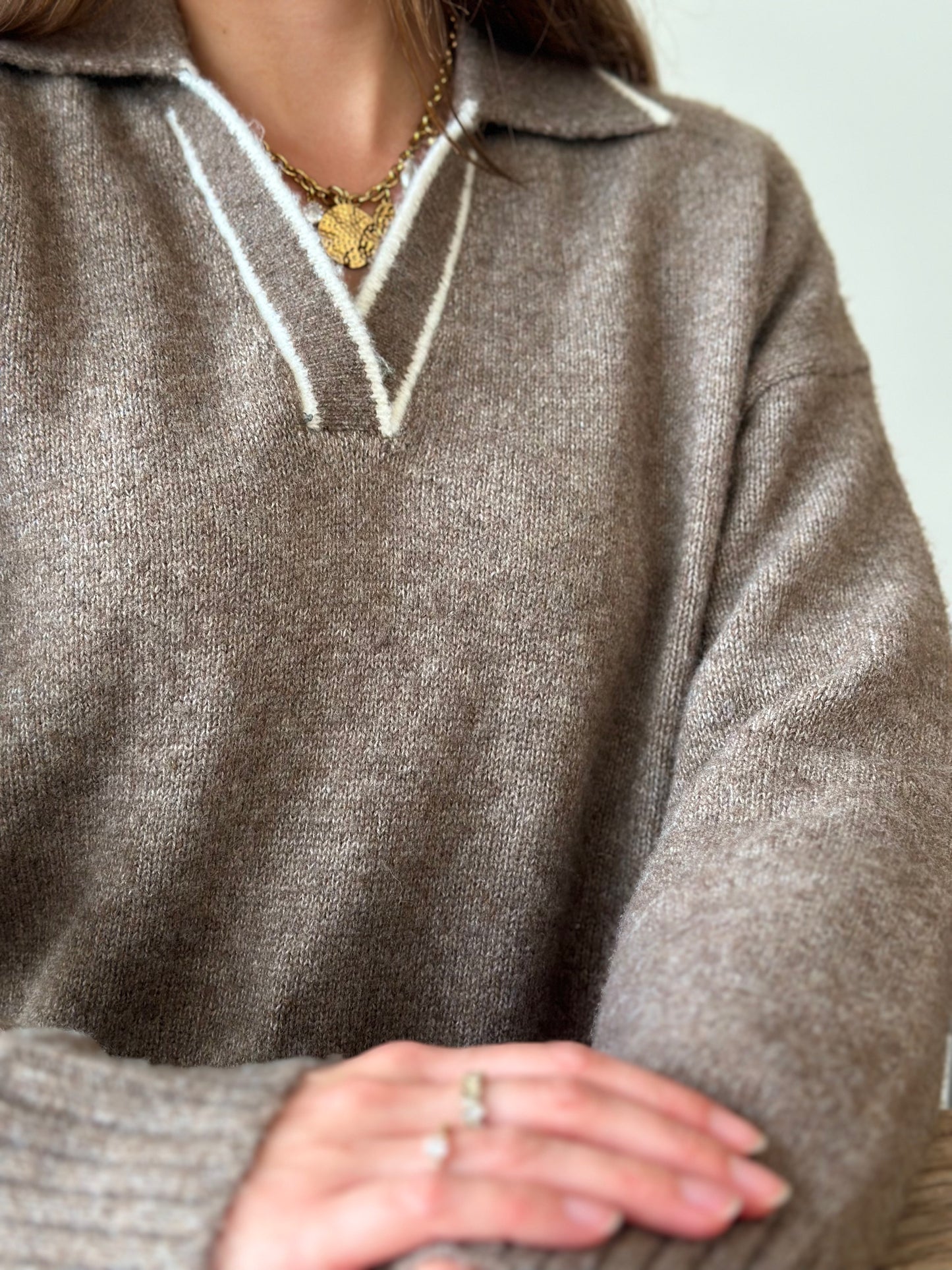 Pull taupe col écru