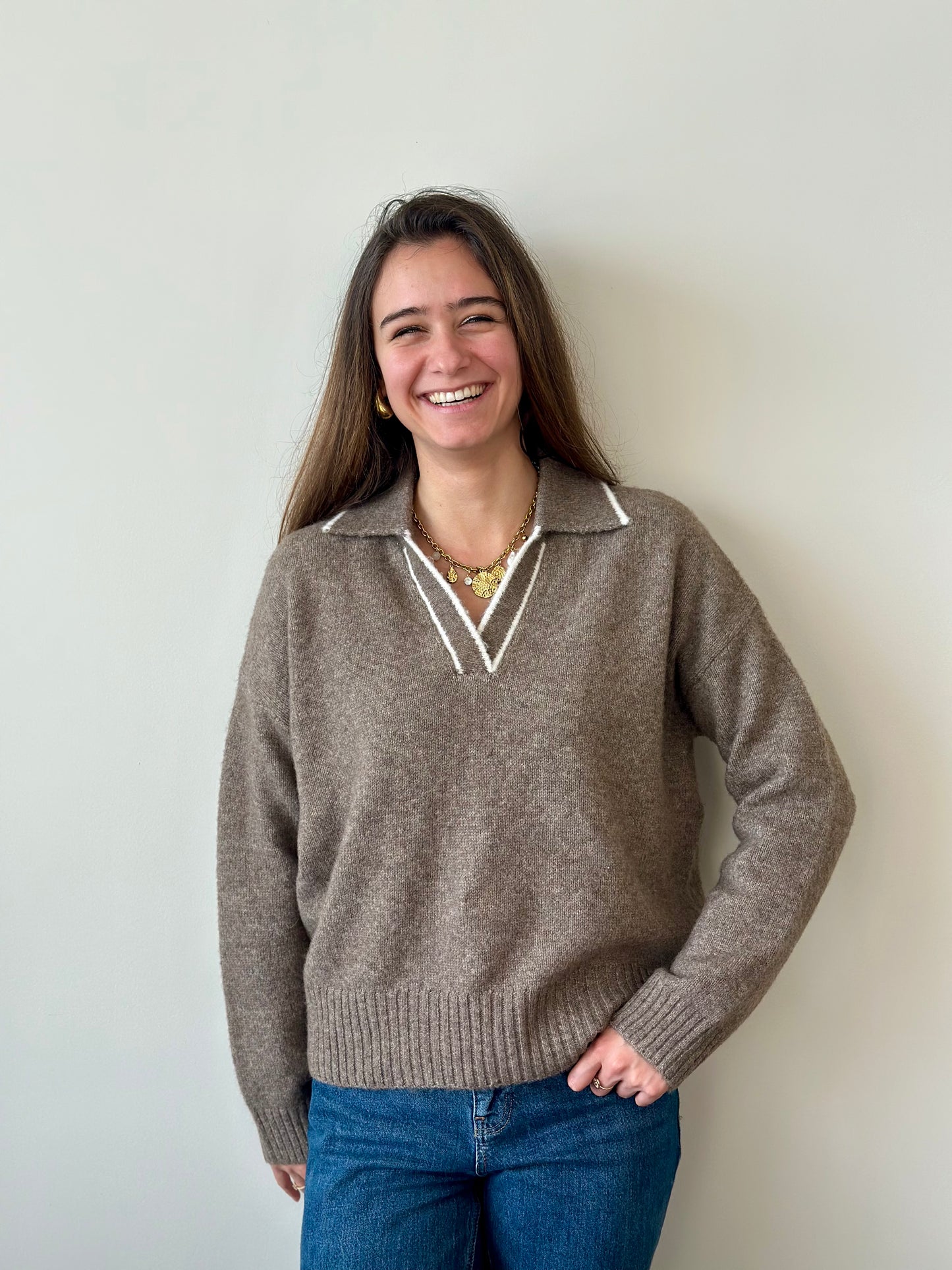 Pull taupe col écru