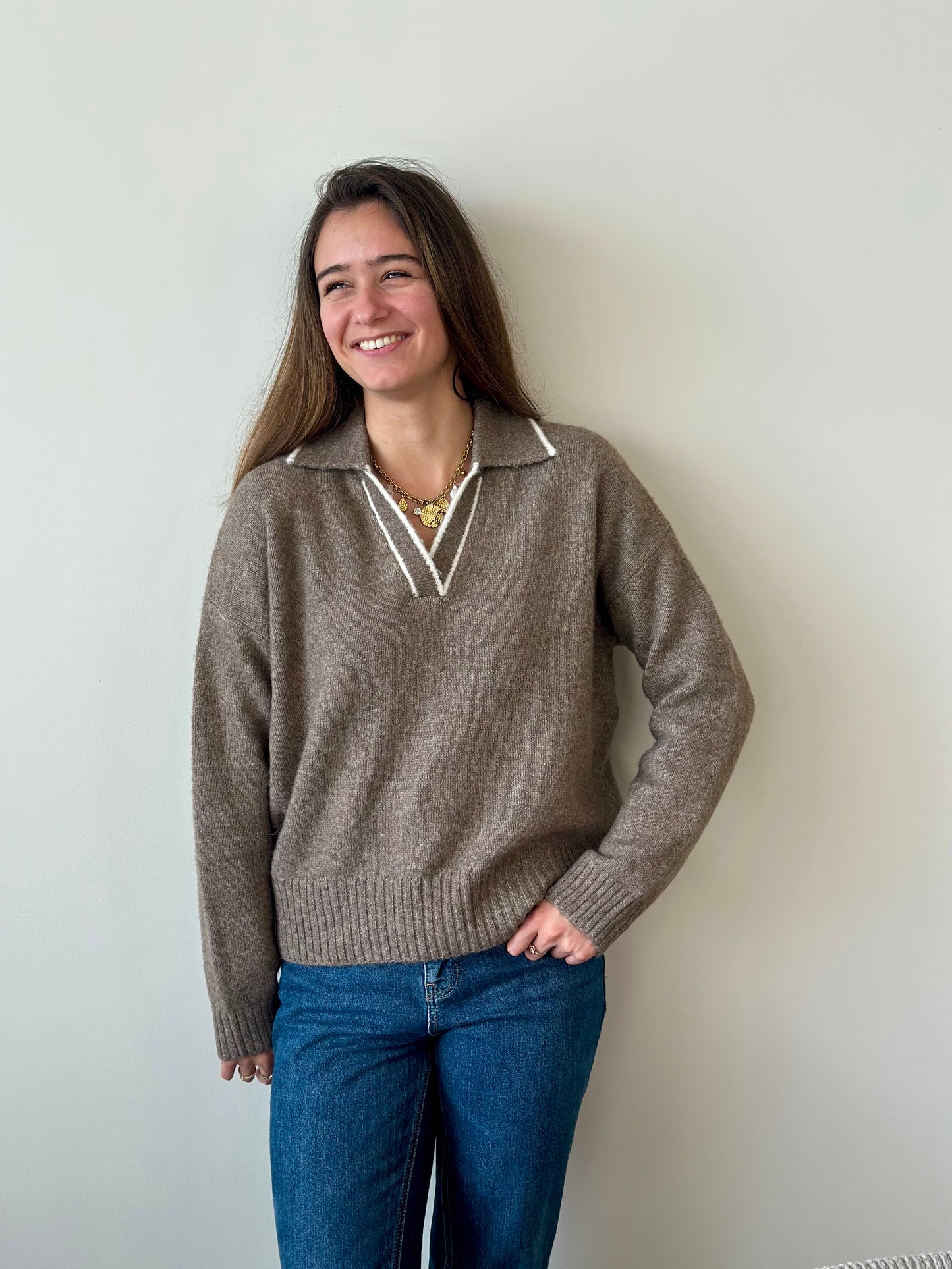 Pull taupe col écru