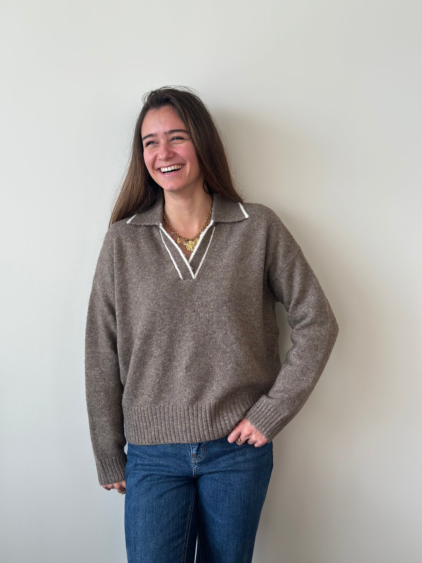 Pull taupe col écru