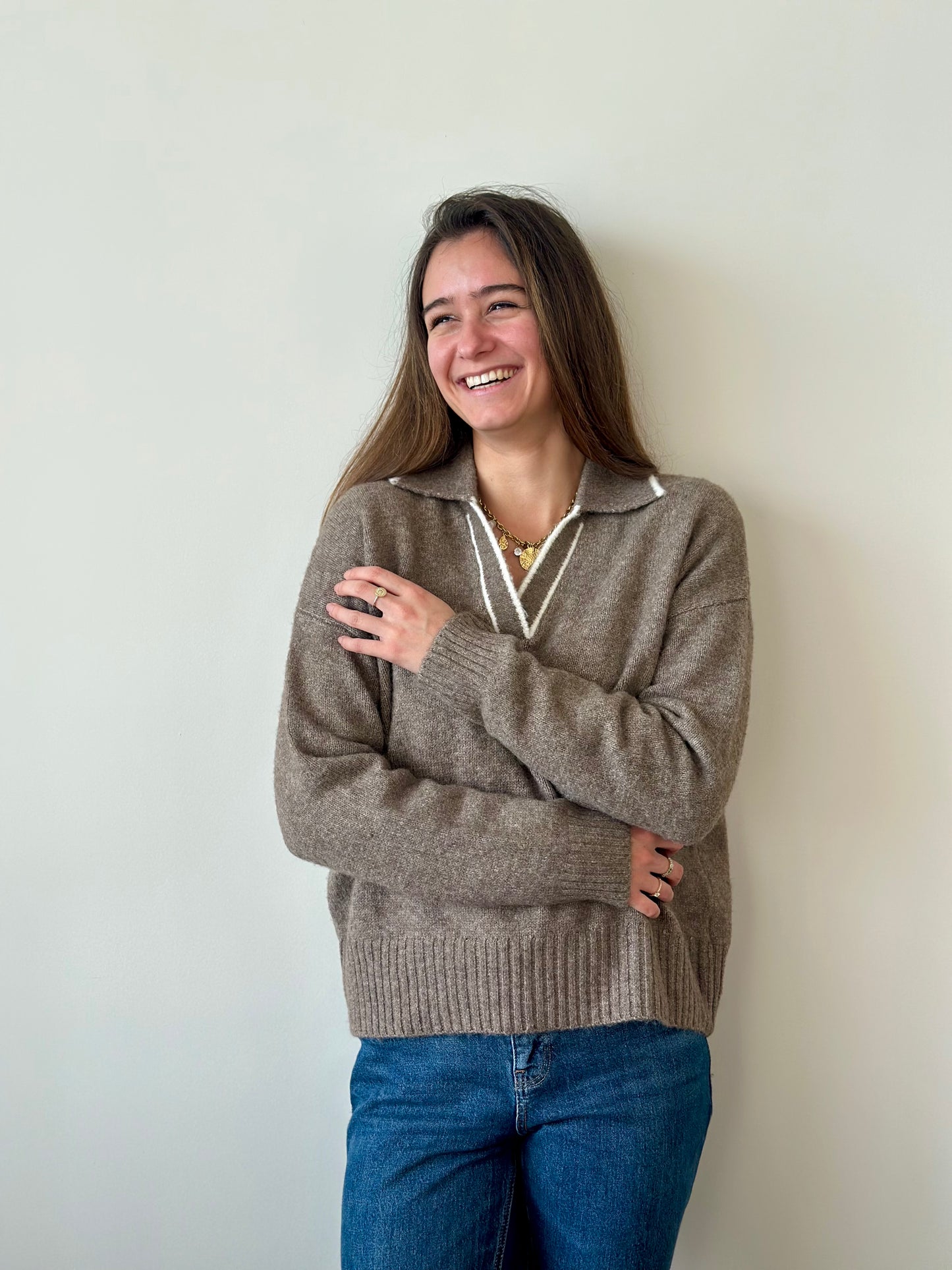 Pull taupe col écru