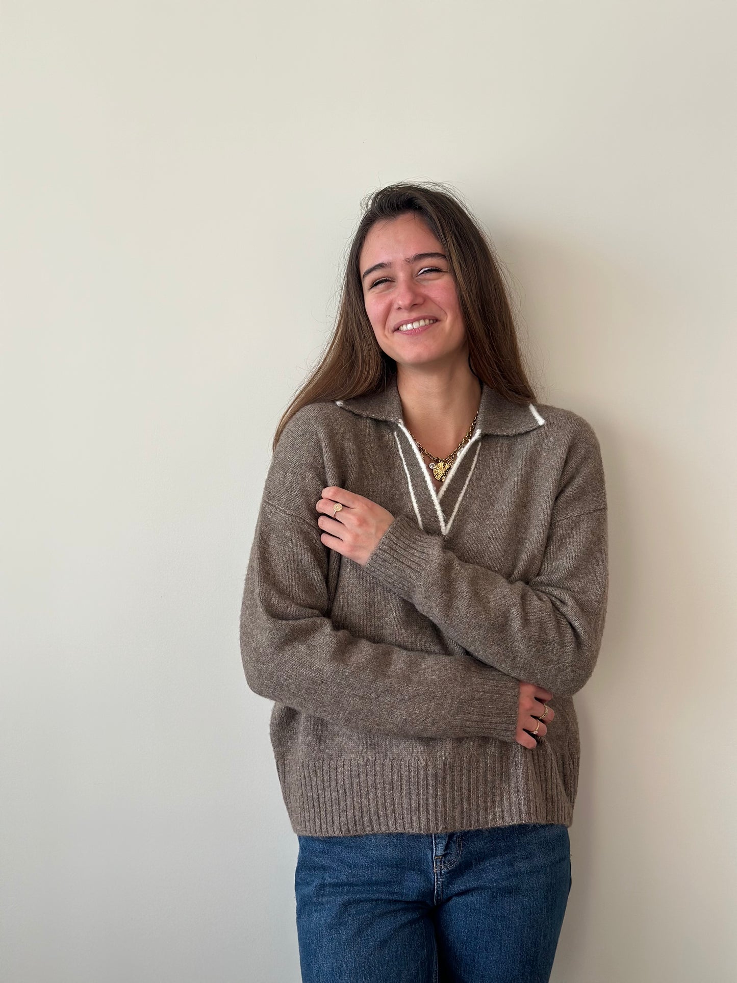 Pull taupe col écru