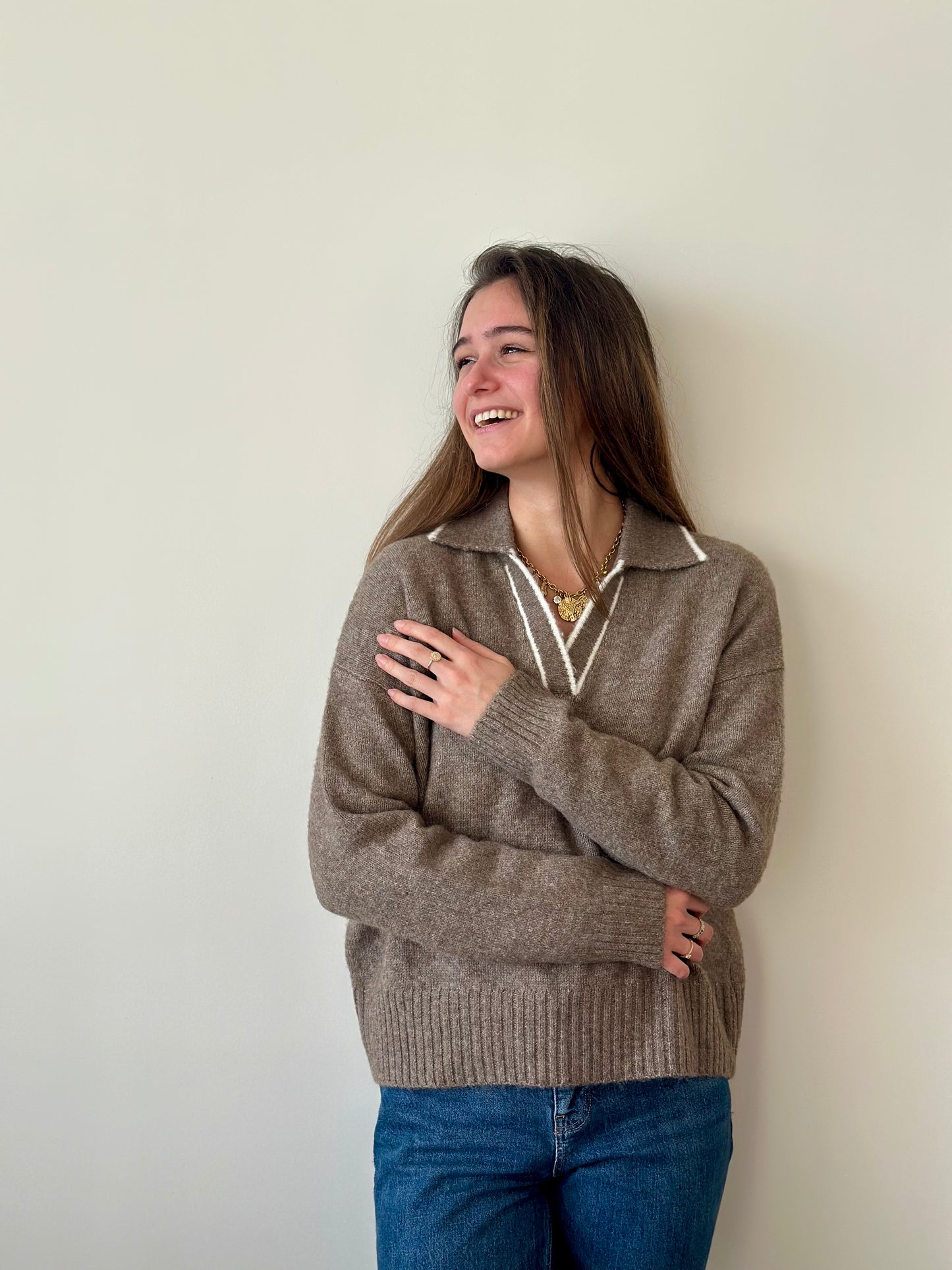 Pull taupe col écru