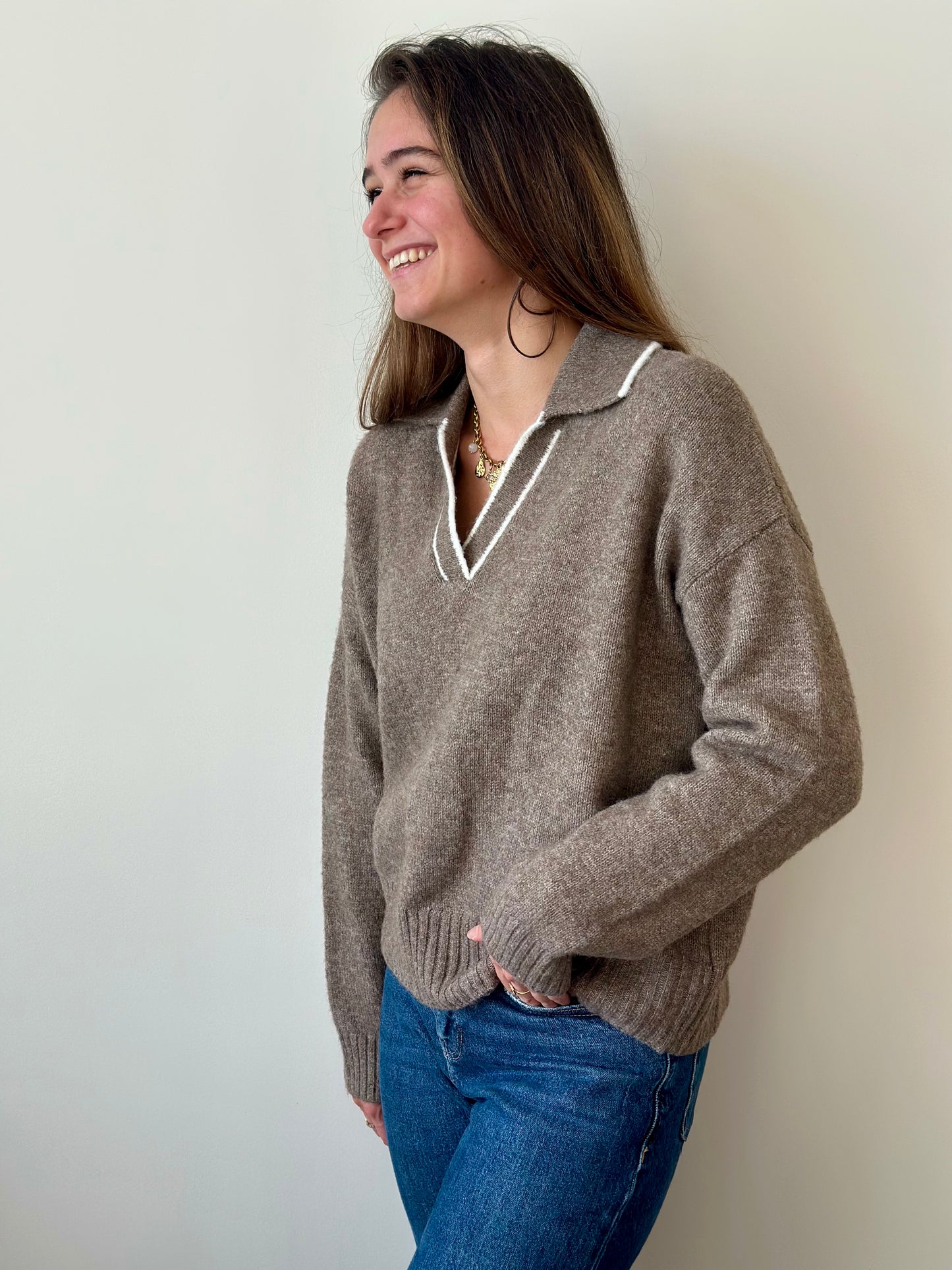 Pull taupe col écru