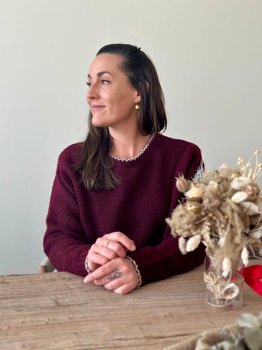 Pull bordeaux col blanc