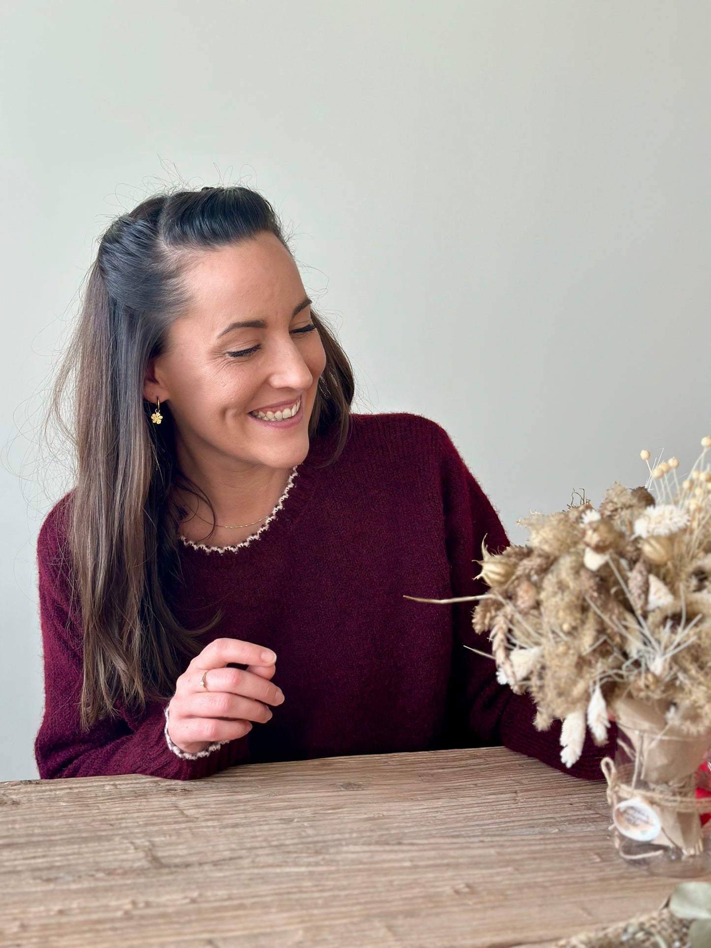 Pull bordeaux col blanc