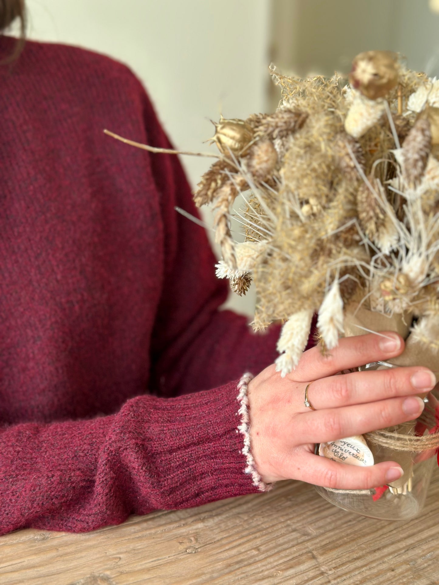 Pull bordeaux col blanc