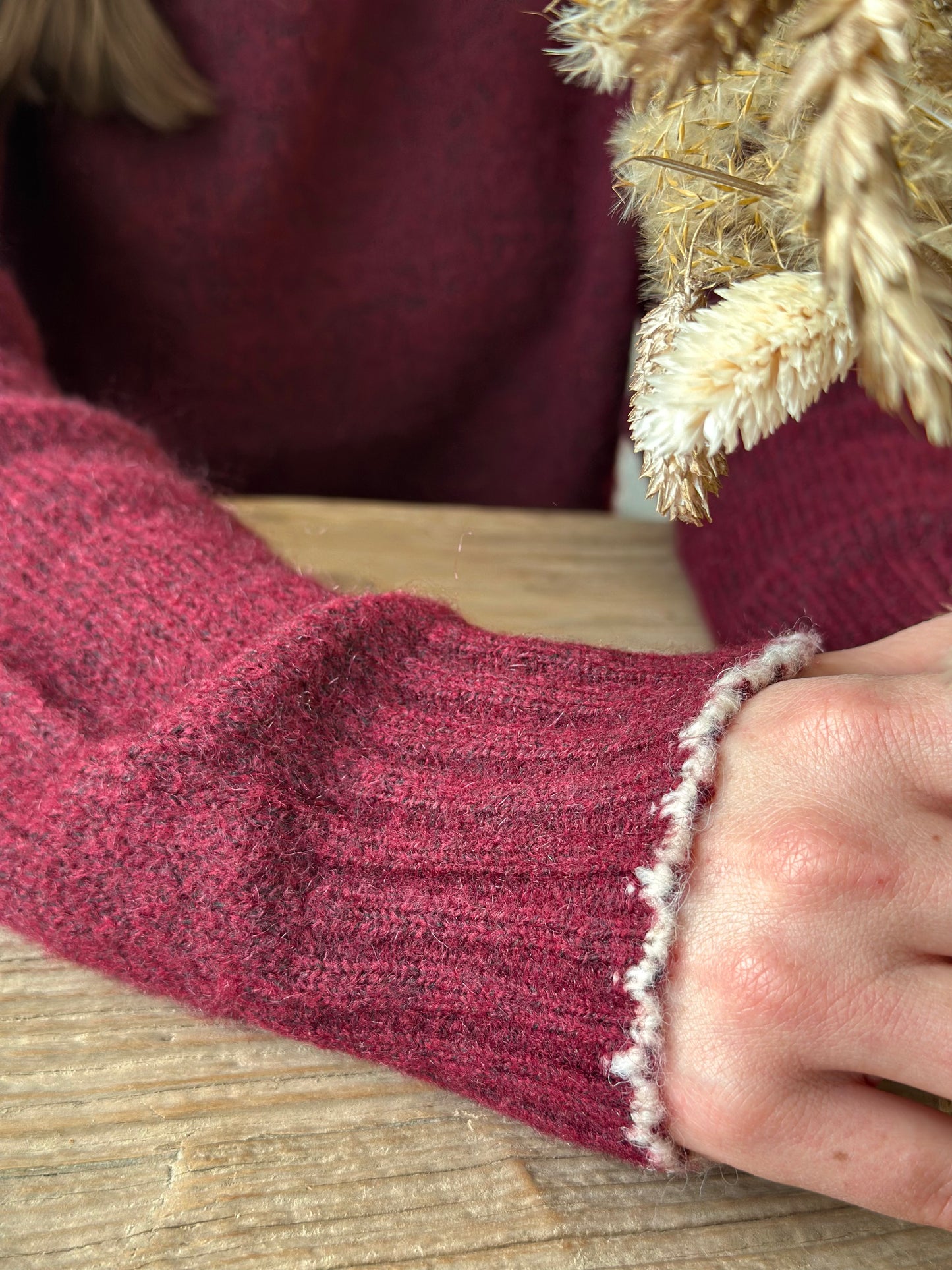 Pull bordeaux col blanc