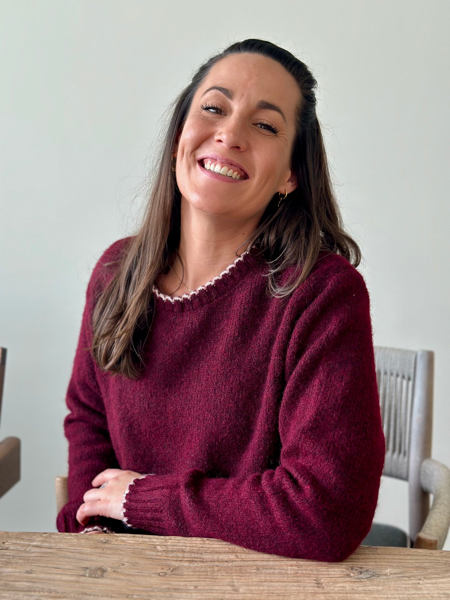 Pull bordeaux col blanc