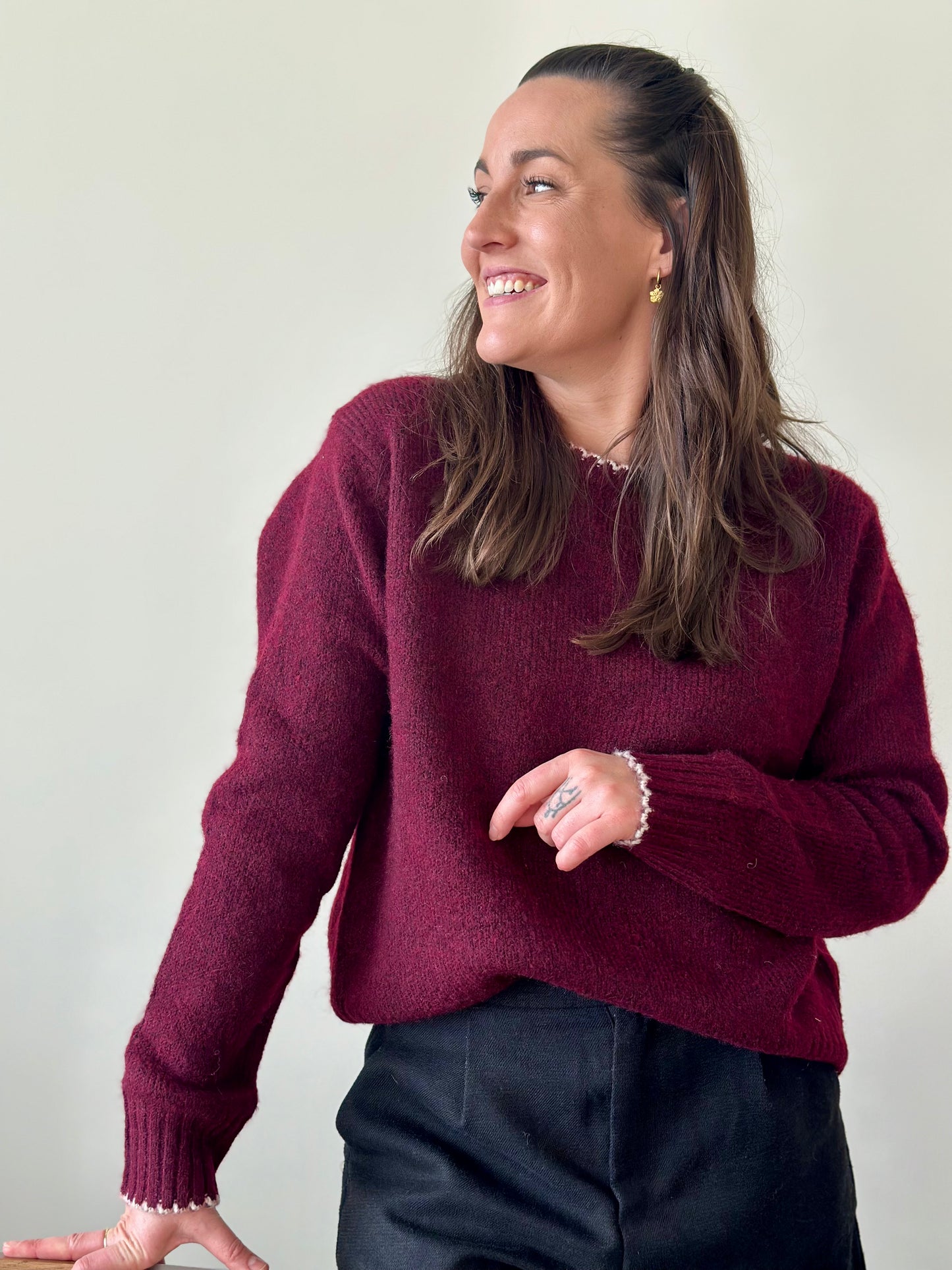 Pull bordeaux col blanc