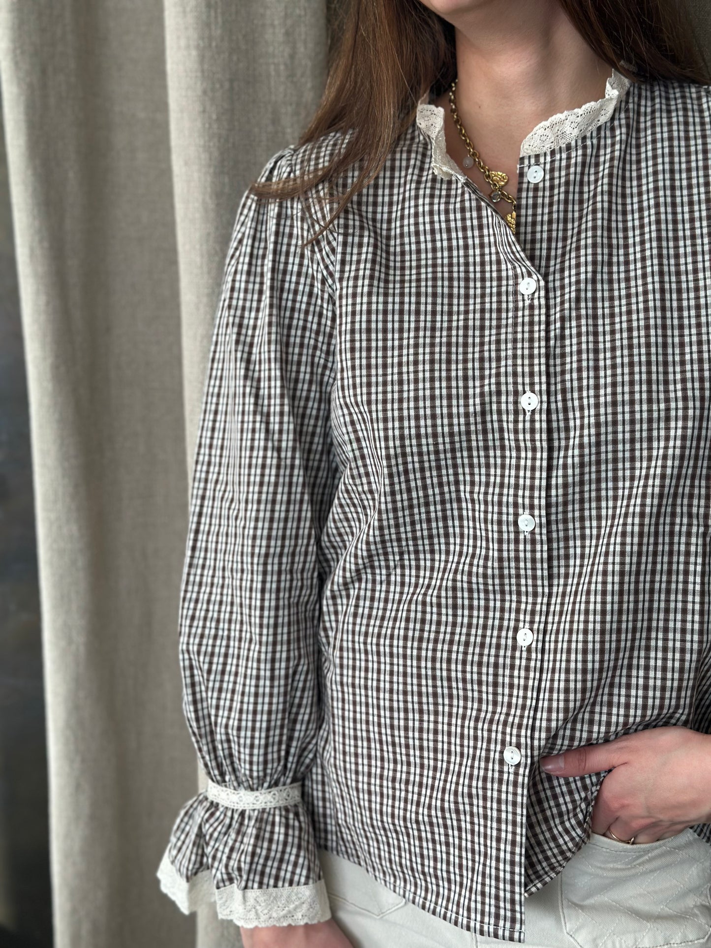 Chemise carreaux col broderie