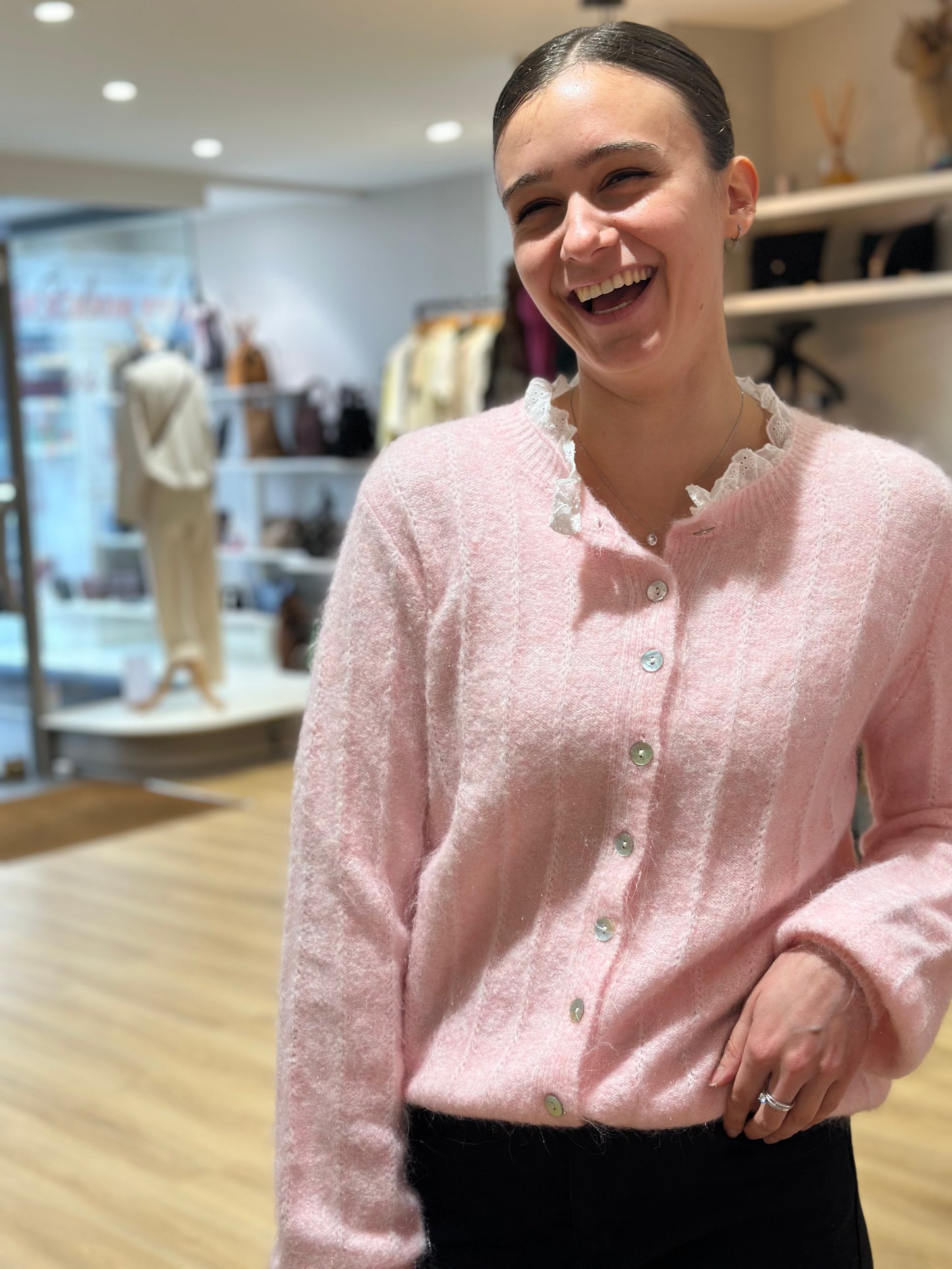 Gilet rose col dentelle