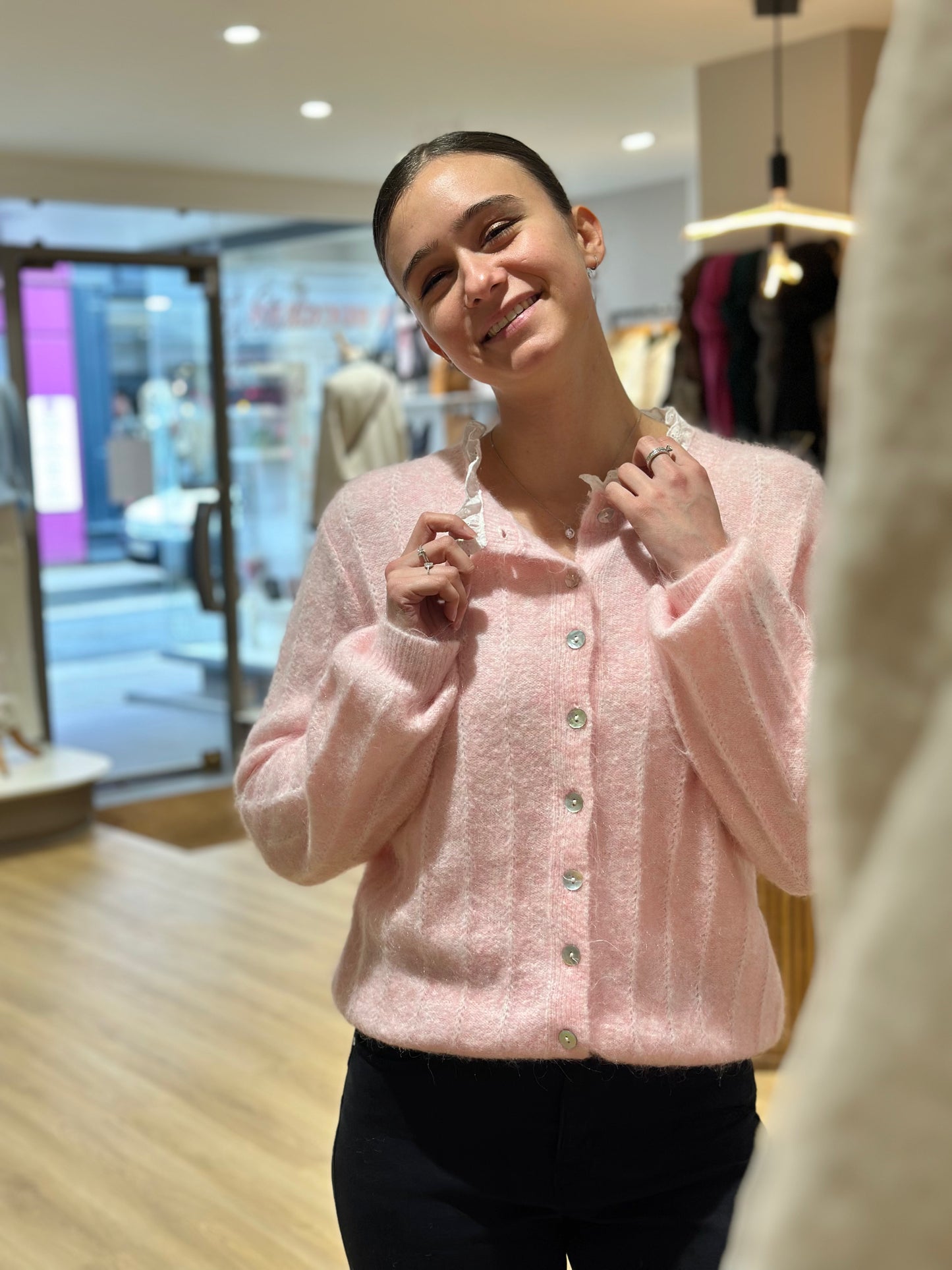 Gilet rose col dentelle