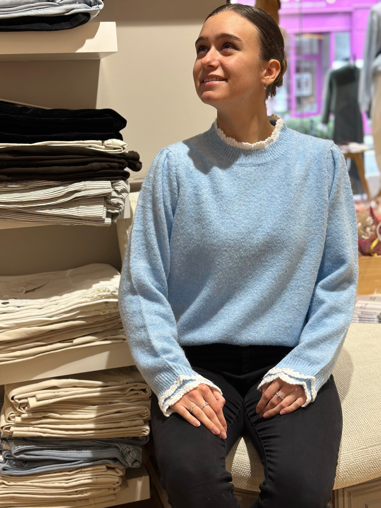 Pull ciel broderie manches décolleté