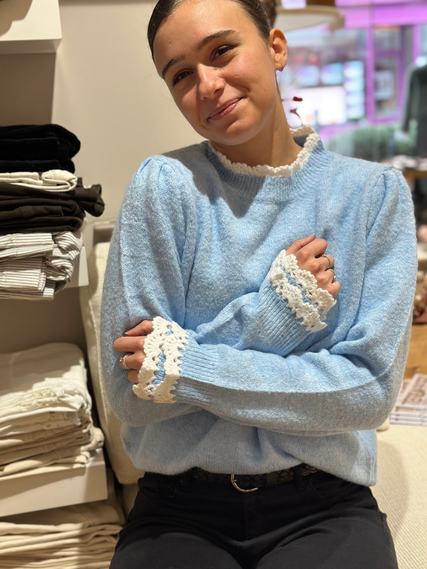 Pull ciel broderie manches décolleté