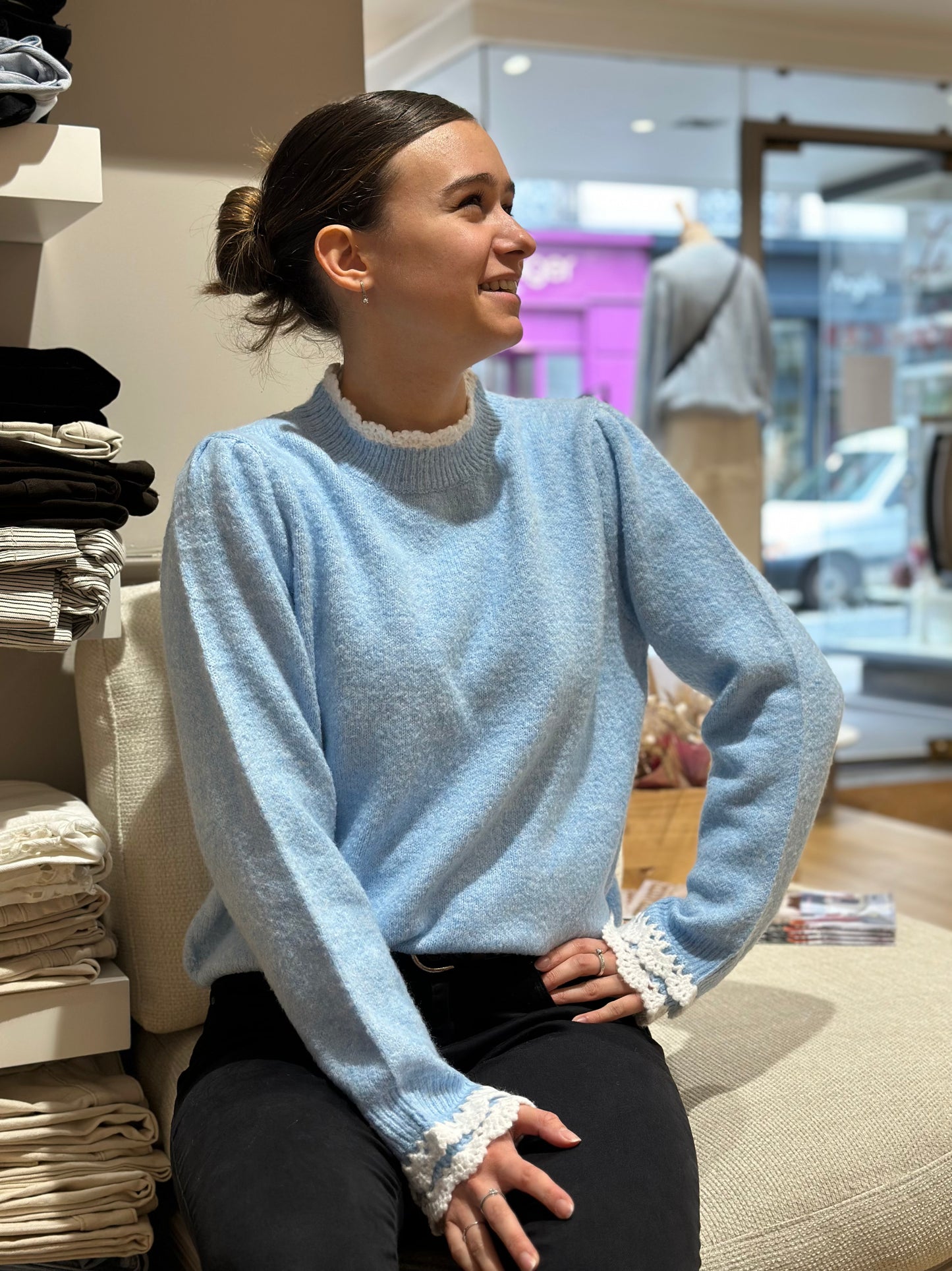 Pull ciel broderie manches décolleté