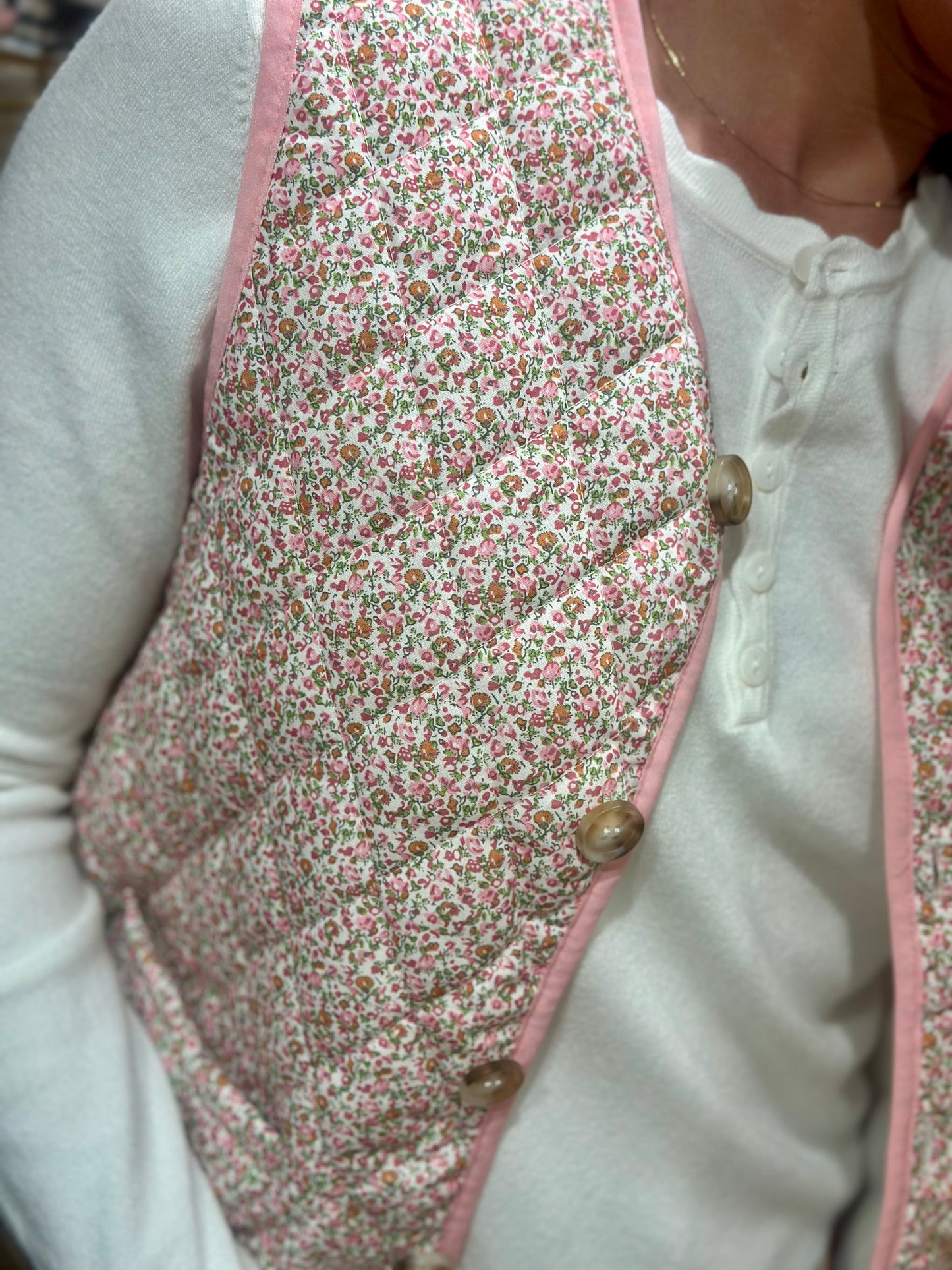 Veste S/manches florale rose
