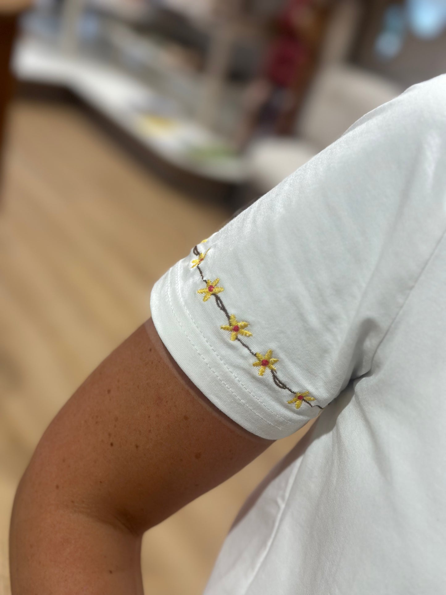 Tee-shirt blanc tournesol brodés manches