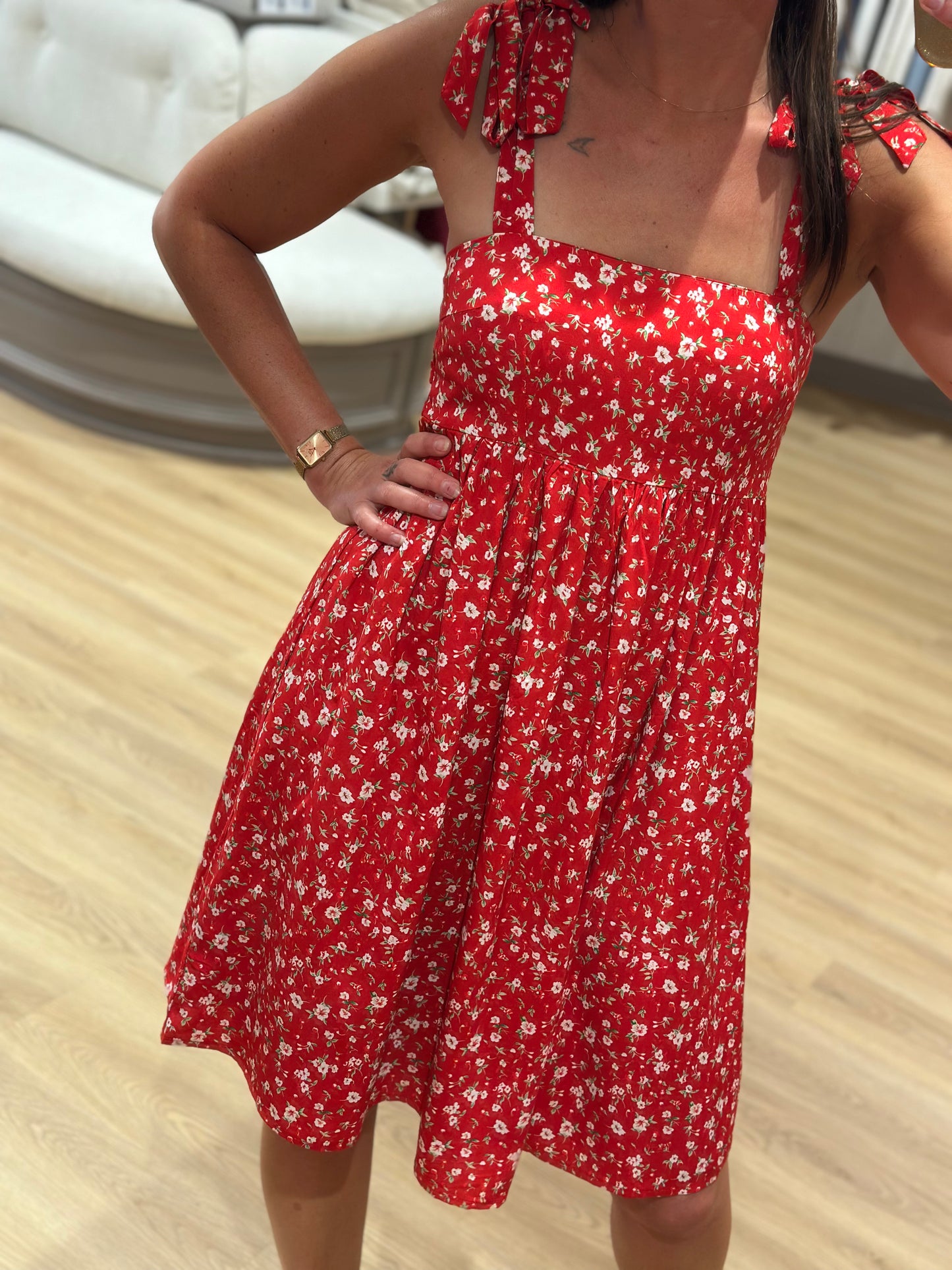 Robe rouge bretelles fleurs blanche