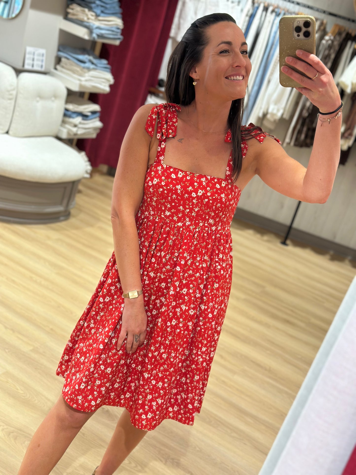 Robe rouge bretelles fleurs blanche