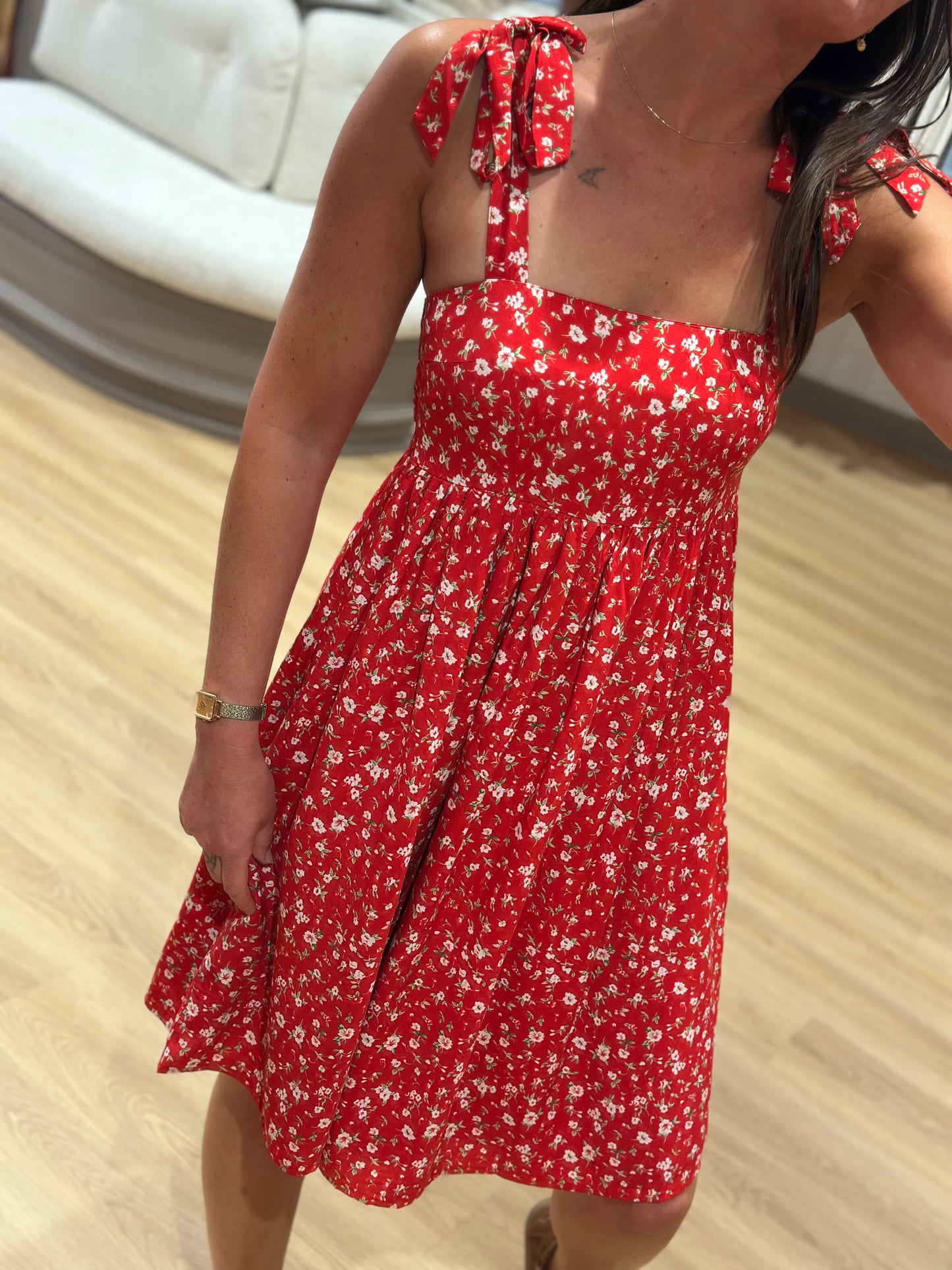 Robe rouge bretelles fleurs blanche