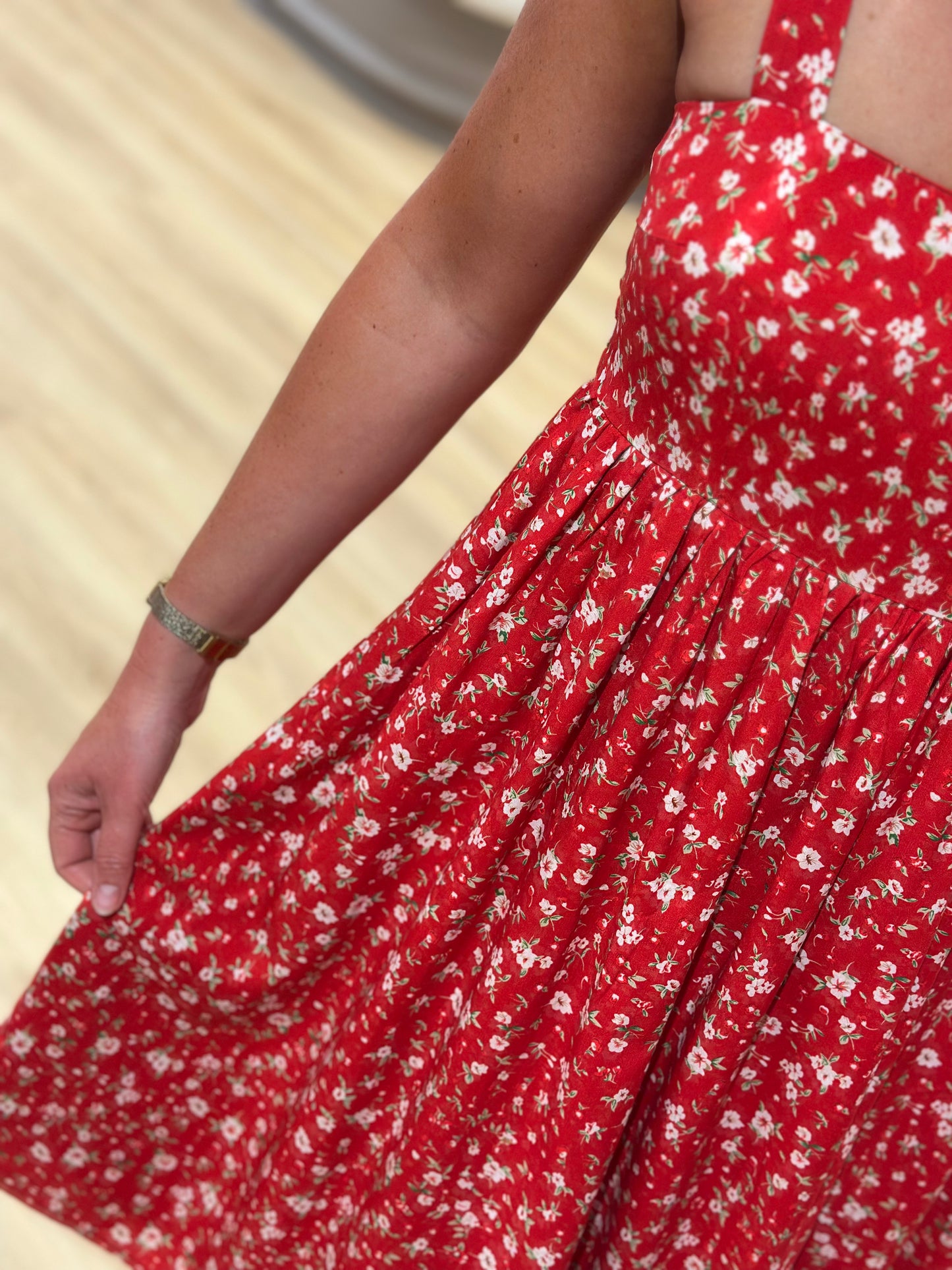 Robe rouge bretelles fleurs blanche