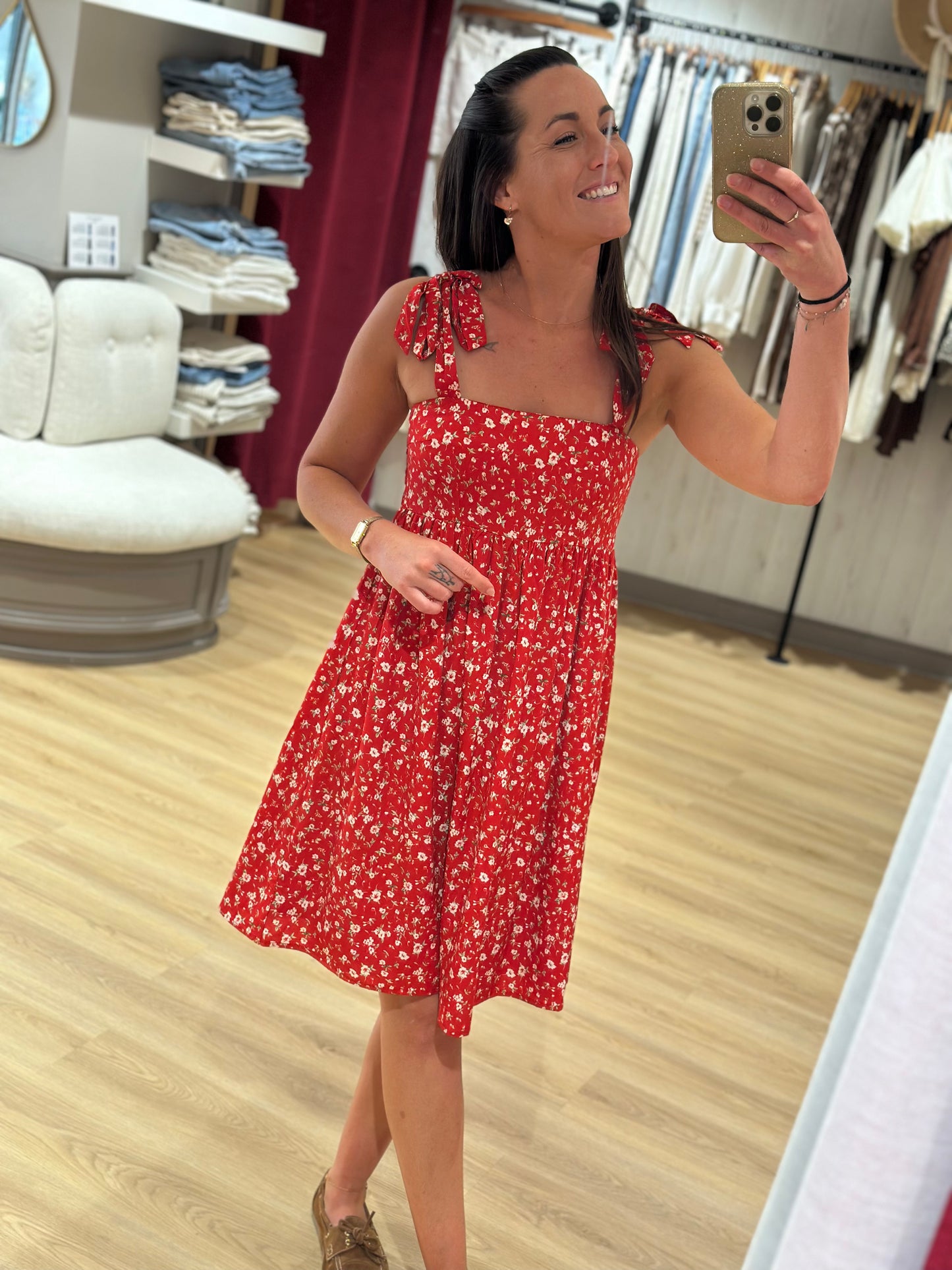 Robe rouge bretelles fleurs blanche