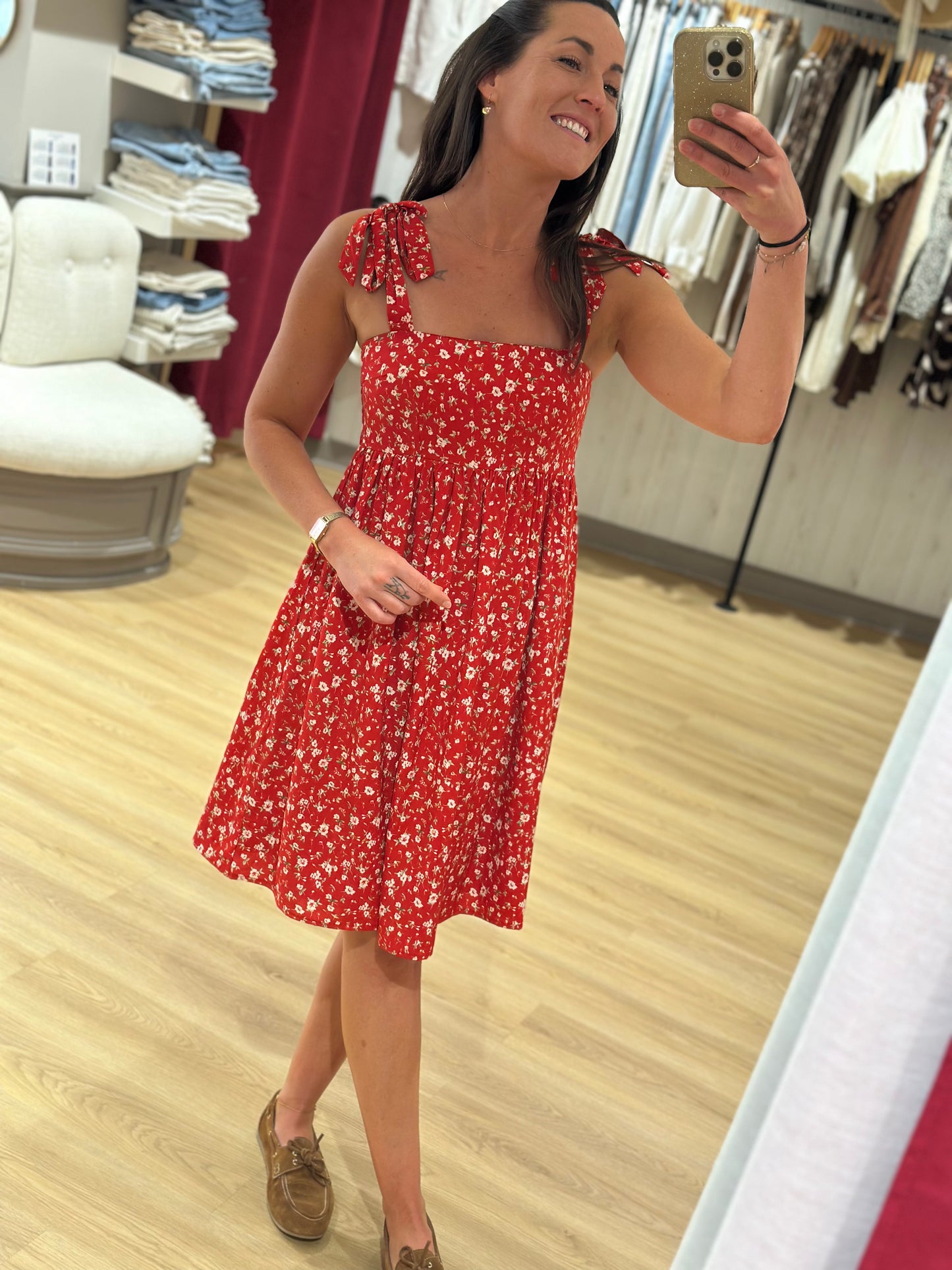 Robe rouge bretelles fleurs blanche
