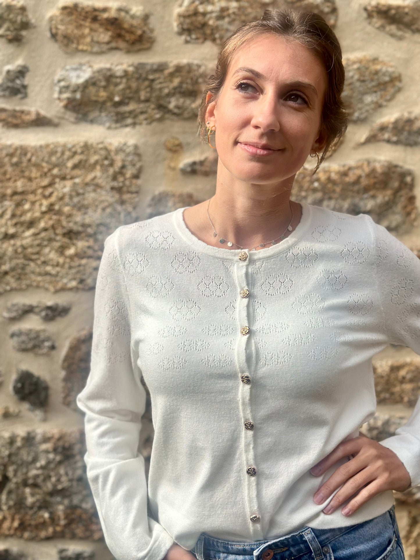 Gilet fin écru/blanc boutons fleurs