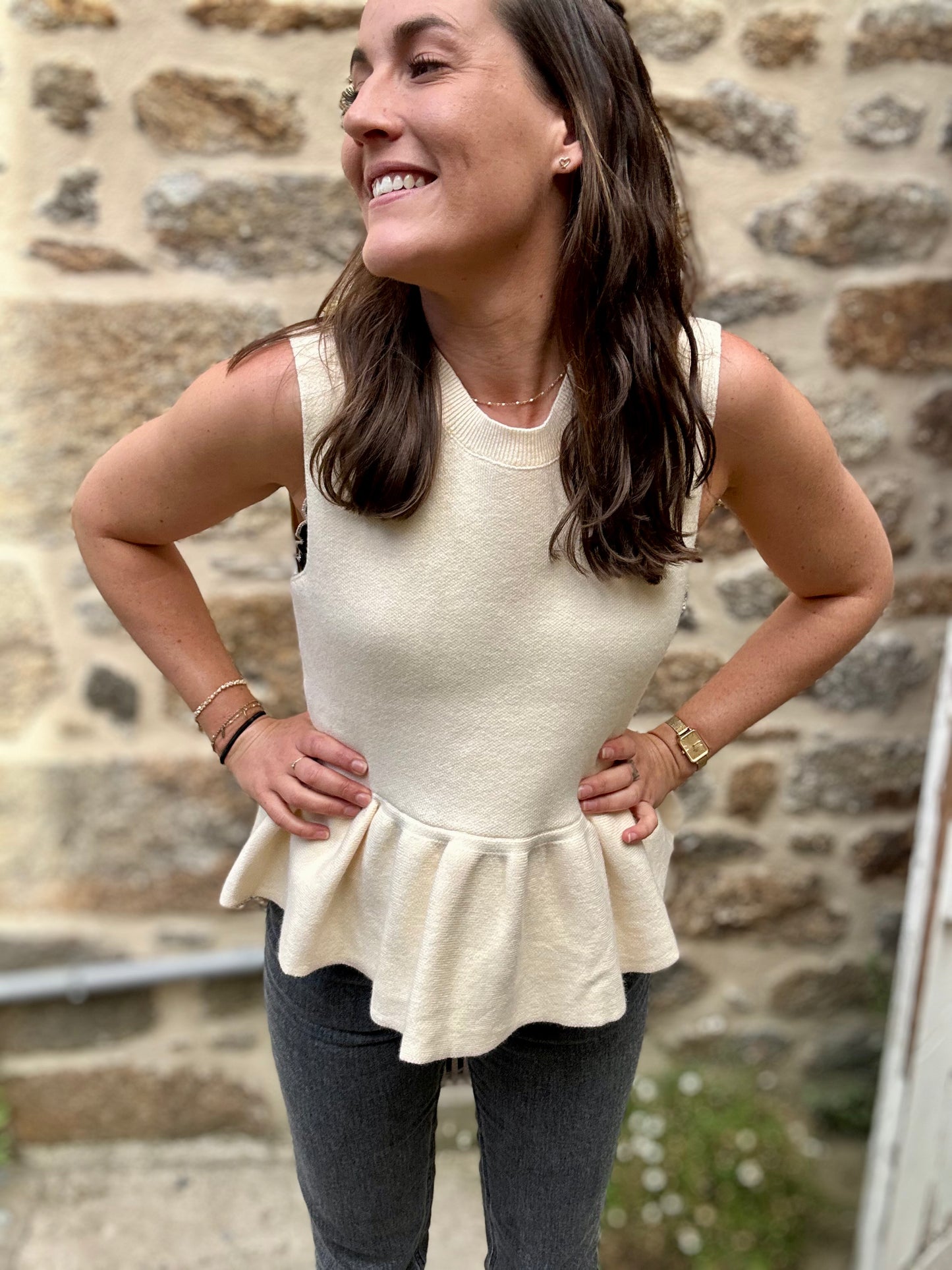 Haut maille  beige bas froufrou