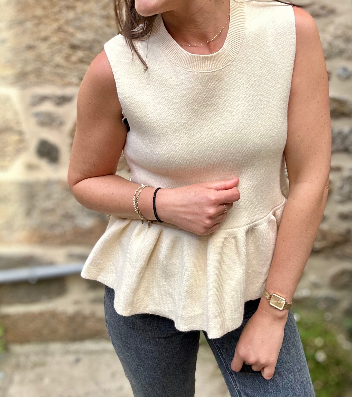 Haut maille  beige bas froufrou