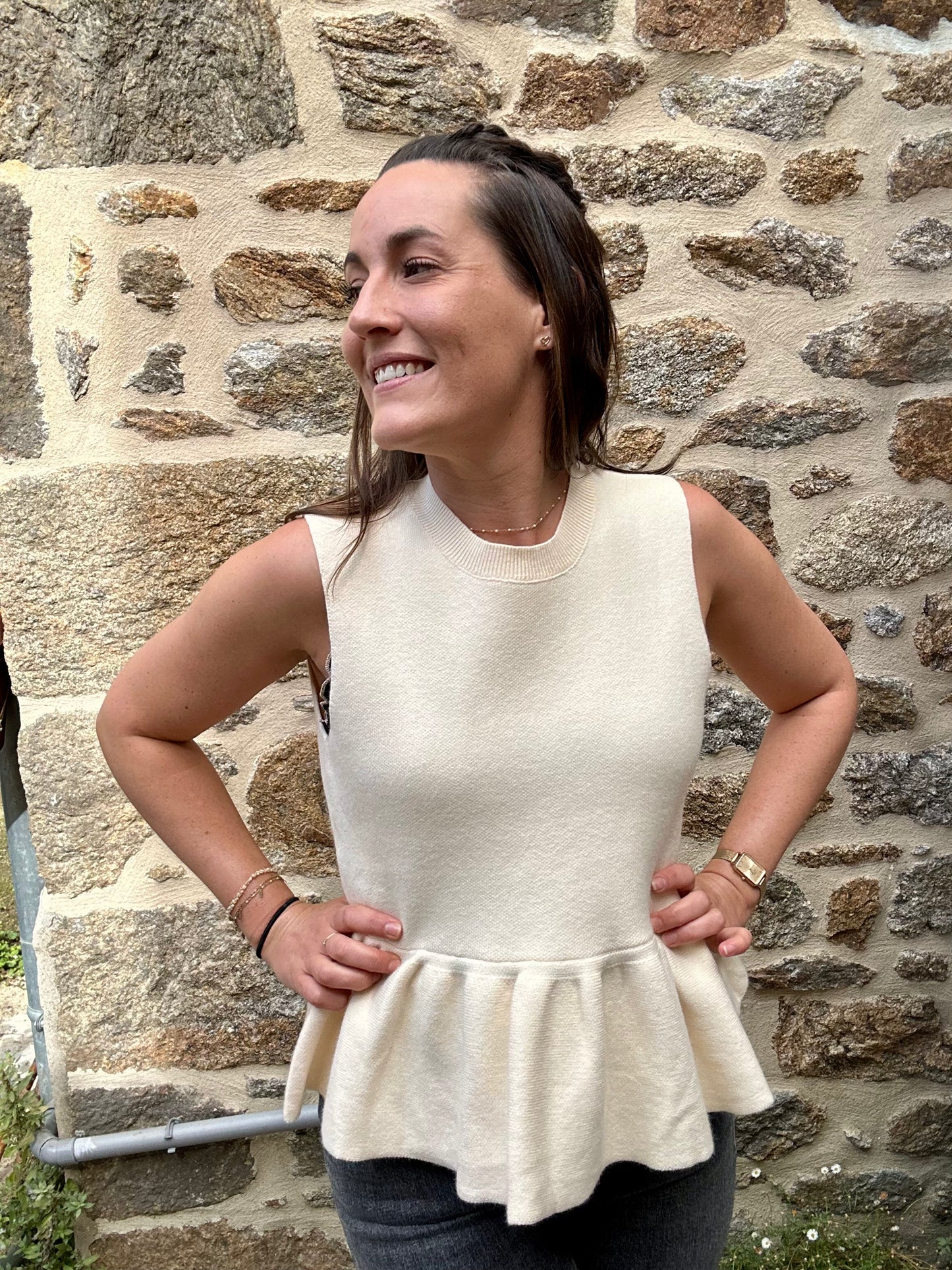 Haut maille  beige bas froufrou