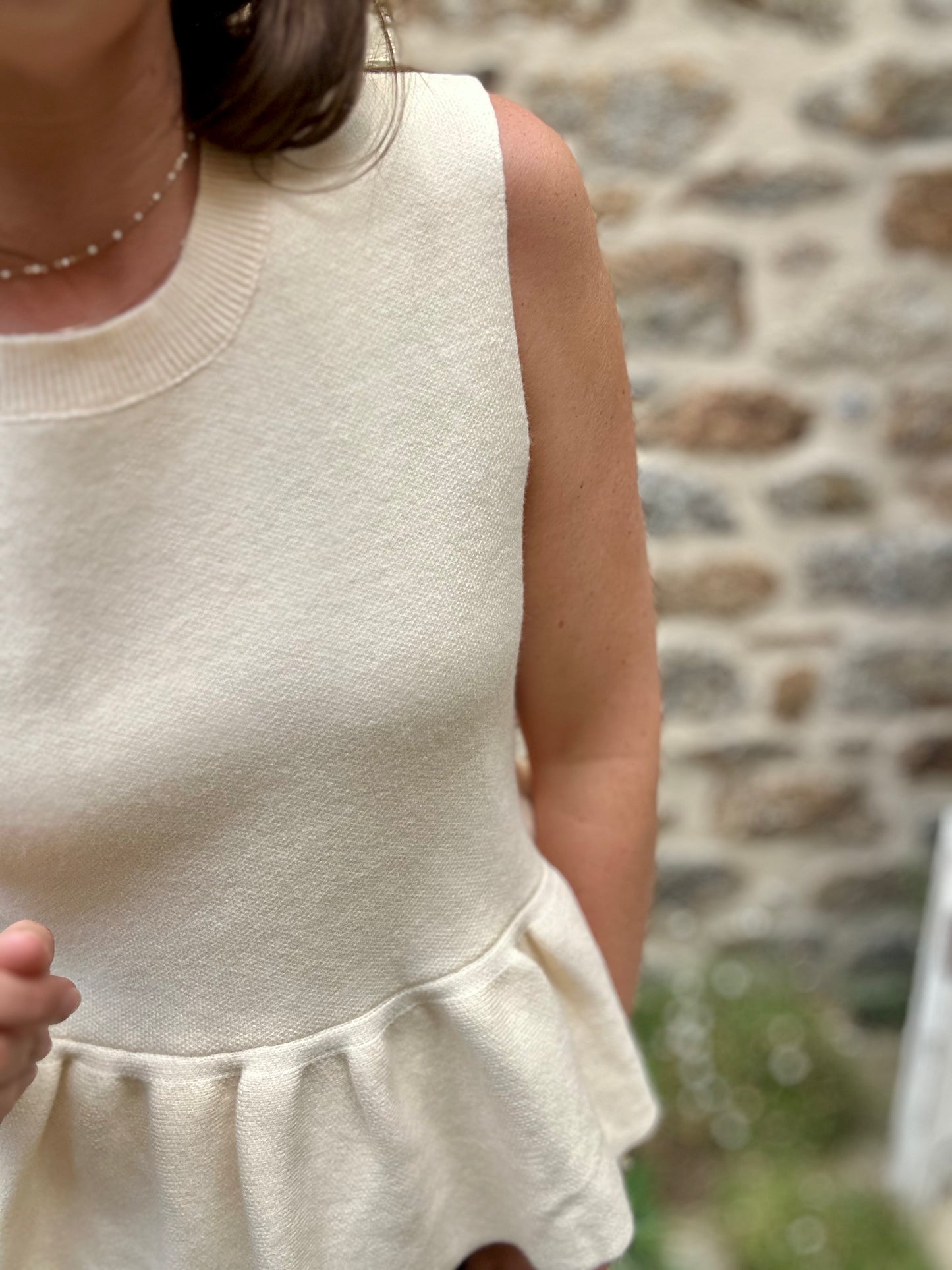 Haut maille  beige bas froufrou