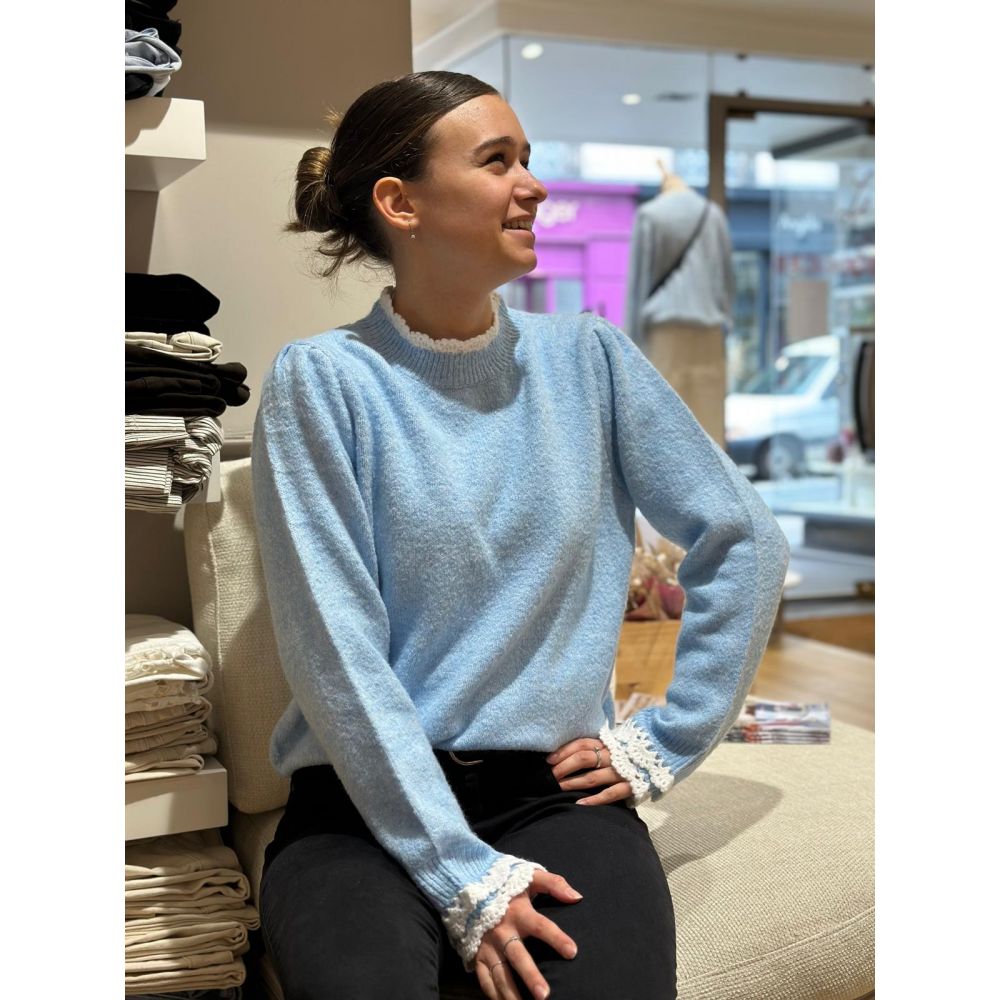 Pull ciel broderie manches décolleté